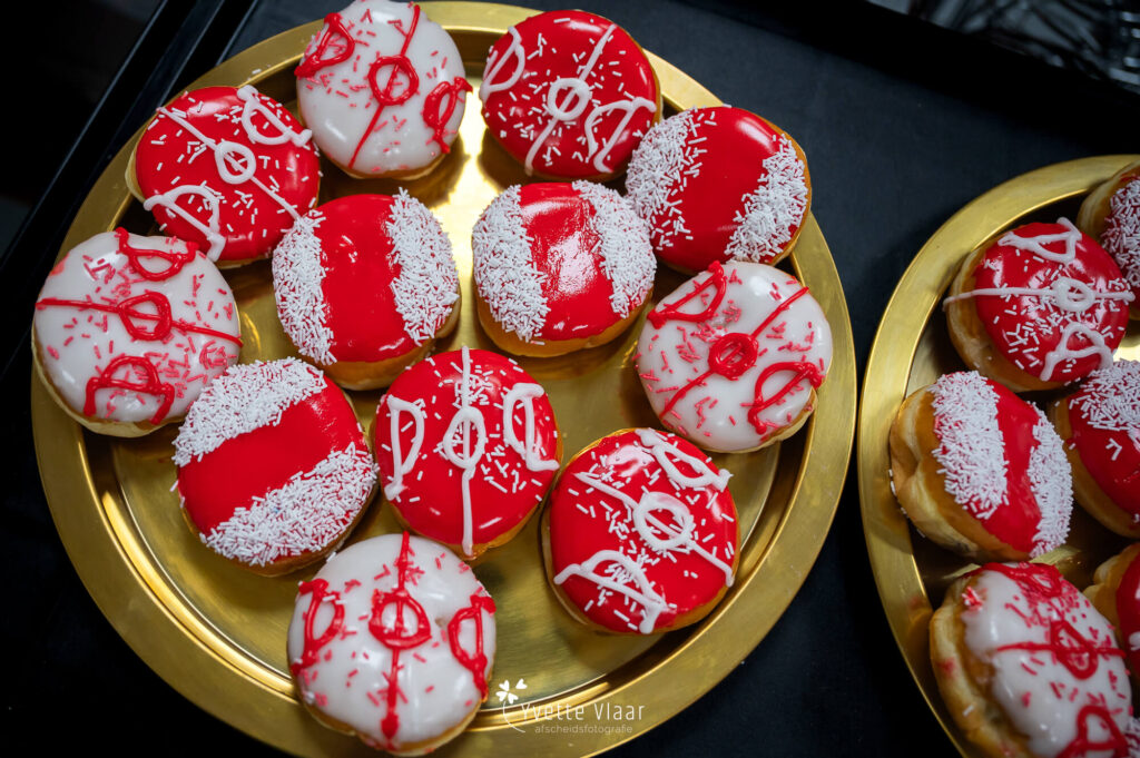 Donuts bij een kinderuitvaart in favoriete kleuren