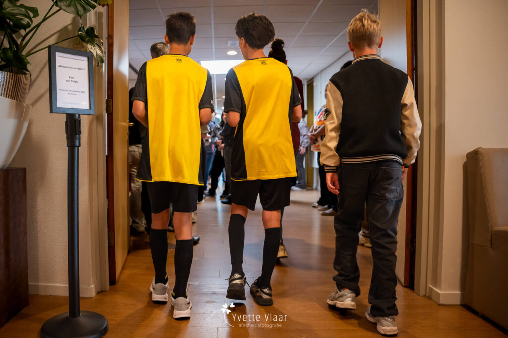 Kinderen in voetbalshirt nemen afscheid van teamgenoot bij een kinderuitvaart