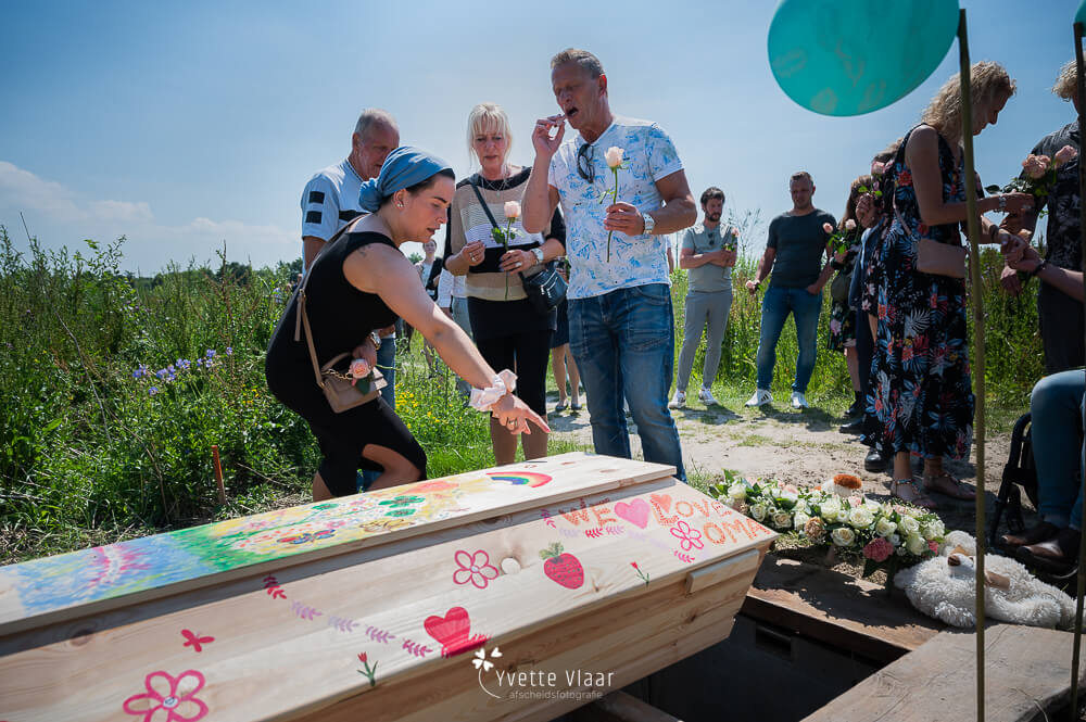 afscheid nemen bij de kist op een natuurbegraafplaats