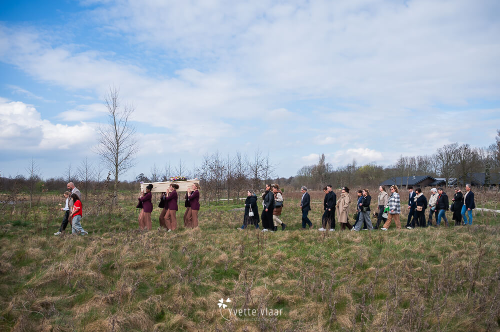 Uitvaartfotograaf op een natuurbegraafplaats